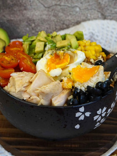 Una foto de Poke bowl de arroz de coliflor con huevo poché