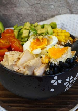 Una foto de Poke bowl de arroz de coliflor con huevo poché