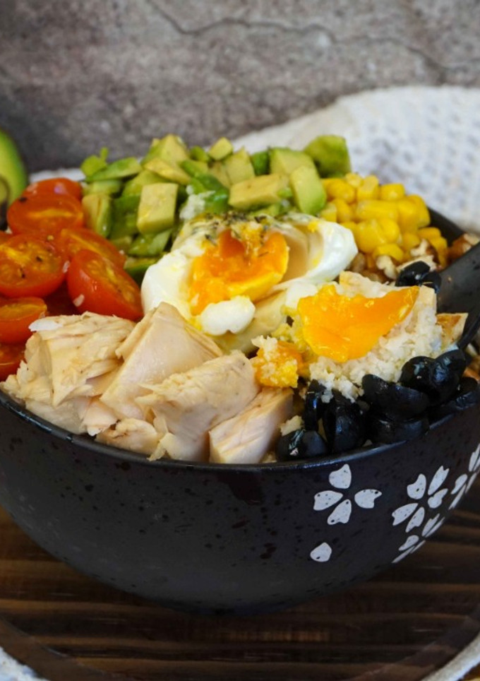 Una foto de Poke bowl de arroz de coliflor con huevo poché