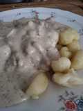 Ñoquis con salsa de queso y variado de setas