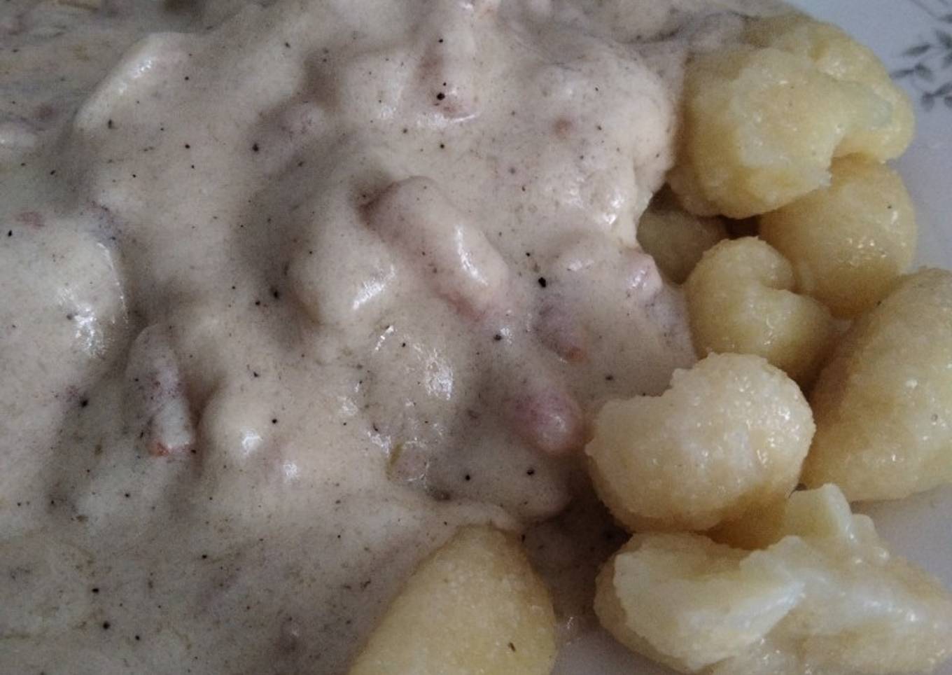 Ñoquis con salsa de queso y variado de setas
