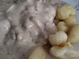 Ñoquis con salsa de queso y variado de setas