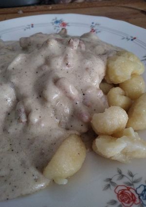 Una foto de Ñoquis con salsa de queso y variado de setas