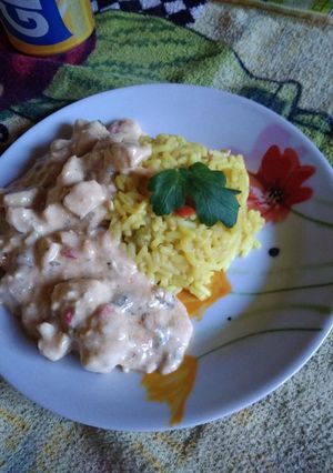 Una foto de Strogonoff de pollo con arroz saborizado😋