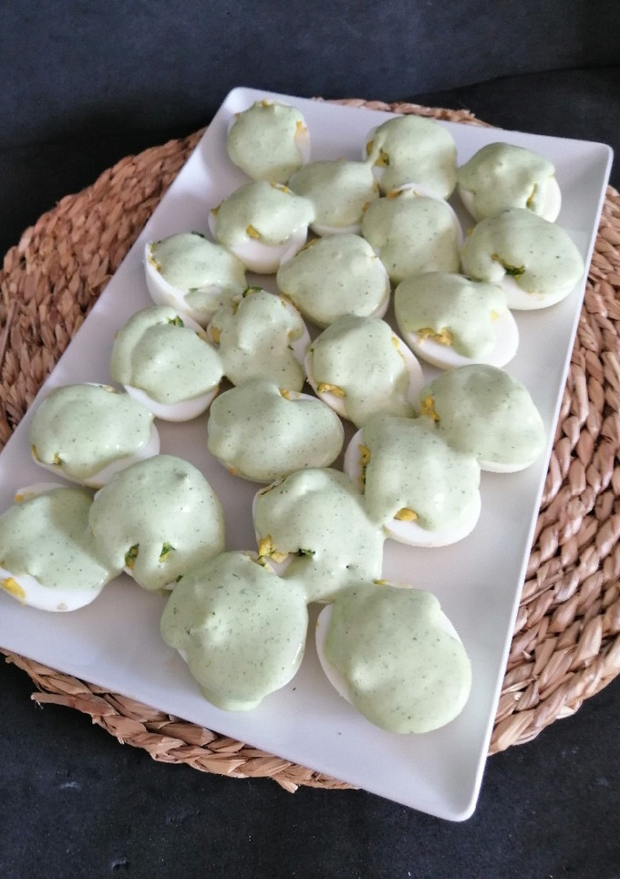 Una foto de Huevos rellenos con mayonesa de espinacas