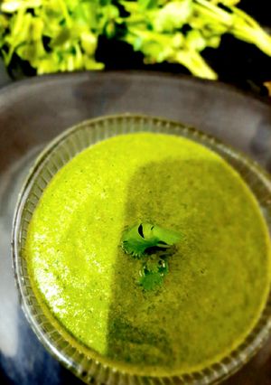 A picture of Green chutney.