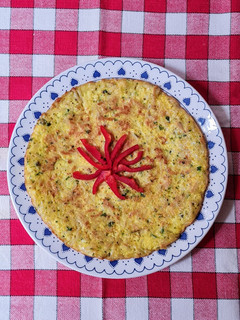 Una foto de Tortilla de lunes con fideos del domingo 🤭 😅 Tortilla de spaghetti 🍝 Receta de aprovechamiento ♻