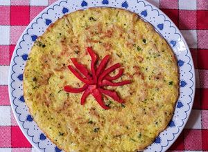 Una foto de Tortilla de lunes con fideos del domingo 🤭 😅 Tortilla de spaghetti 🍝 Receta de aprovechamiento ♻