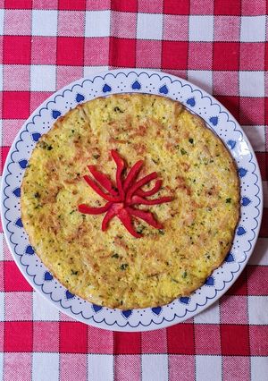 Una foto de Tortilla de lunes con fideos del domingo 🤭 😅 Tortilla de spaghetti 🍝 Receta de aprovechamiento ♻