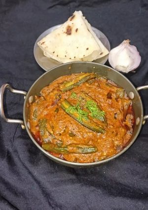 भेंडी मसाला (Bhendi masala recipe in marathi) रेसिपी चे मुख्य फोटो 