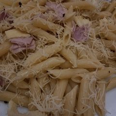 Ham and cheese pasta A picture of Ham and cheese pasta.