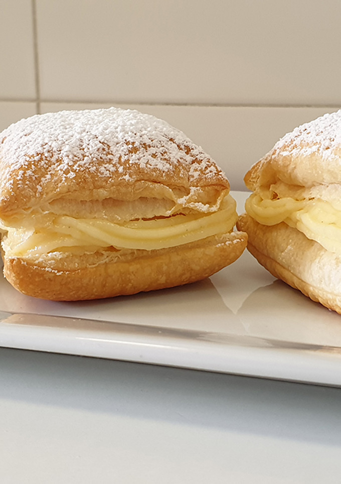 Una foto de Miguelitos con crema pastelera