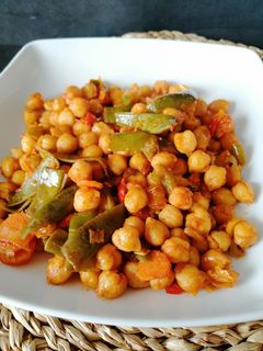 Una foto de Garbanzos fritos con verduras