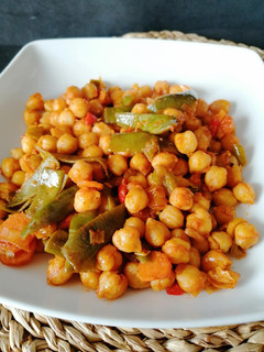 Una foto de Garbanzos fritos con verduras