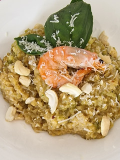 Una foto de Risotto al pesto con gambas