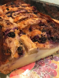 Una foto de Cake de kéfir con arándanos y manzanas