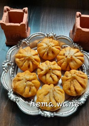 तळणीचे मोदक (Talniche Modak Recipe In Marathi) रेसिपी चे मुख्य फोटो 