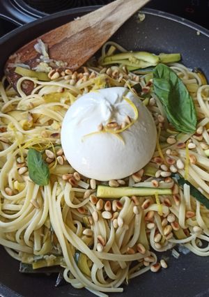 Une photo de Linguines au citron courgettes et burrata