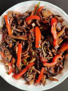 காளான், சிகப்பு குடமிளகாய் மிளகு வருவல் (mushroom red bell pepper fry) செய்முறை முக்கிய புகைப்படம்