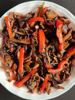 காளான், சிகப்பு குடமிளகாய் மிளகு வருவல் (mushroom red bell pepper fry) செய்முறை முக்கிய புகைப்படம்