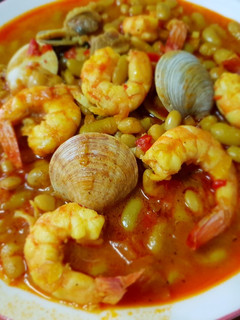 Una foto de Alubias verdinas con almejas y langostinos