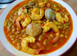 Una foto de Alubias verdinas con almejas y langostinos