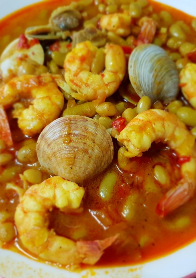 Una foto de Alubias verdinas con almejas y langostinos