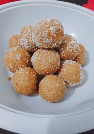 दानेदार बेसन लड्डू (Danedar besan ladoo recipe in Hindi) रेसिपी मुख्य फोटो