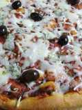 Prepizza con queso azul y olivas negras mallorquinas