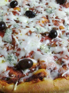 Una foto de Prepizza con queso azul y olivas negras mallorquinas