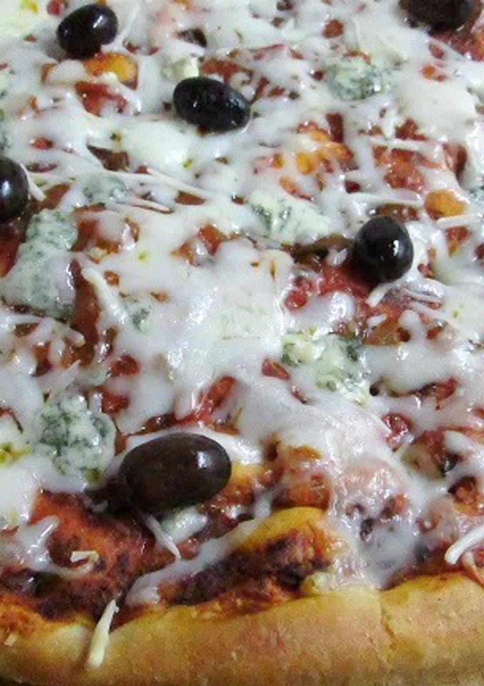 Una foto de Prepizza con queso azul y olivas negras mallorquinas