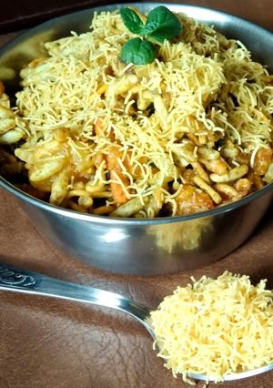 ભેળ (Bhel Recipe In Gujarati) રેસીપી મુખ્ય ફોટો