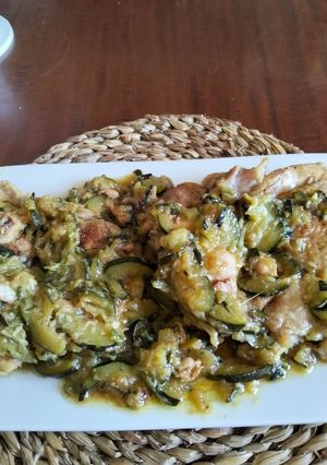 Foto principal de Muslos de pollo deshuesados con calabacín