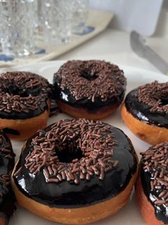 صورة لوصفة دونات بصوص الشوكولاته