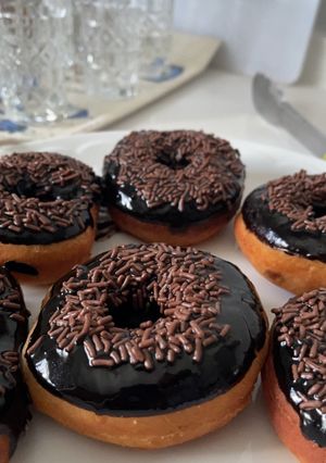 صورة لوصفة دونات بصوص الشوكولاته