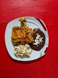 Pollo a la mantequilla acompañado con ensalada rusa