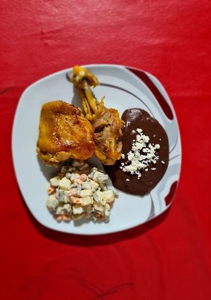 Una foto de Pollo a la mantequilla acompañado con ensalada rusa