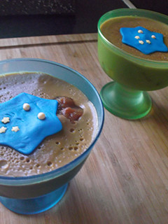 Una foto de Flan de cafe con higos y fondant