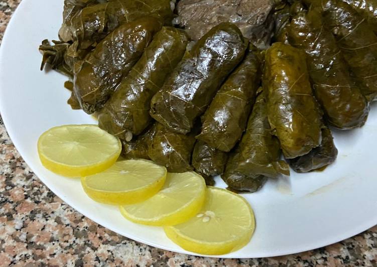 ورق عنب باللحمه المفرومة ودبس الرمان