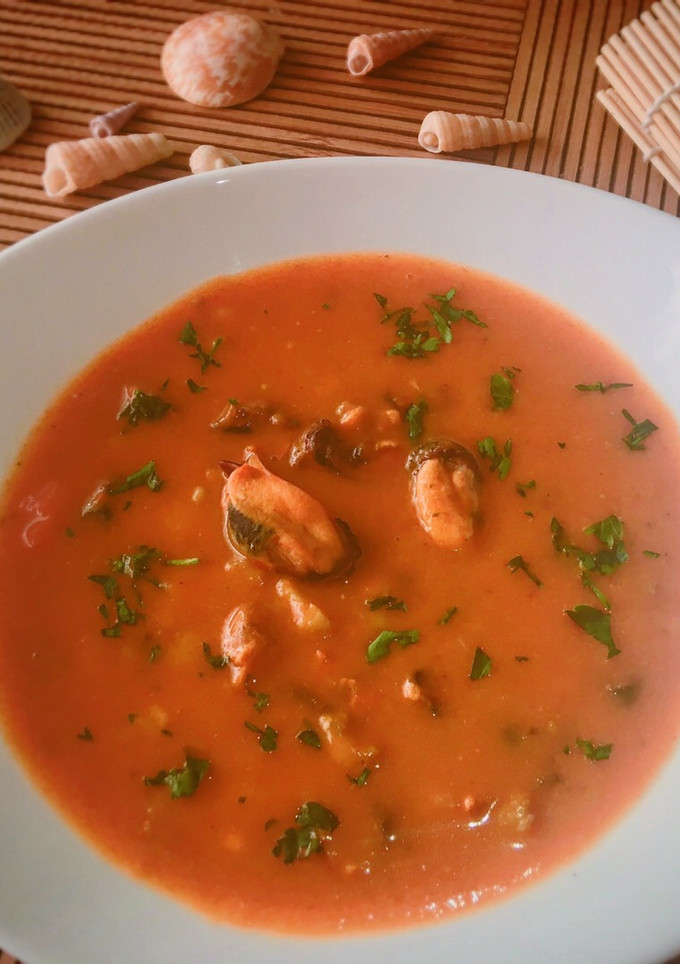 Una foto de Crema ligera de mejillón y bacalao