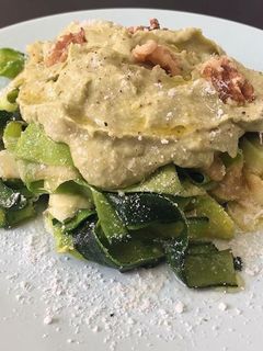 Una foto de Spaghetti verdes con frutos secos