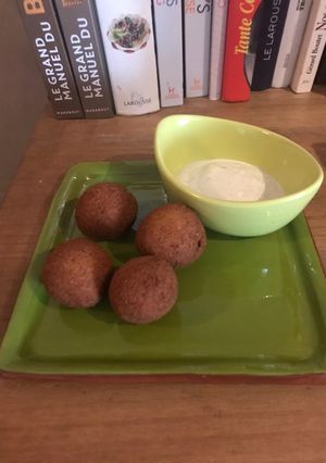 Une photo de Falafels et leur sauce blanche style raïta