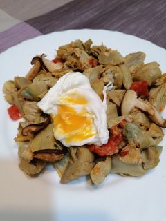 Una foto de Revuelto de alcachofas con huevo poché