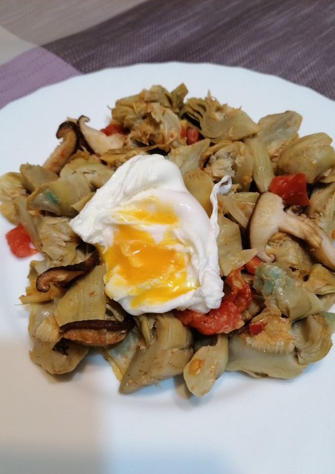 Una foto de Revuelto de alcachofas con huevo poché