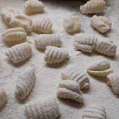 A picture of Ñoquis de papa caseros 🥣🍷.