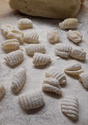 Una foto de Ñoquis de papa caseros 🥣🍷