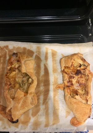 Une photo de Chausson aux pommes & camembert avec des oignons