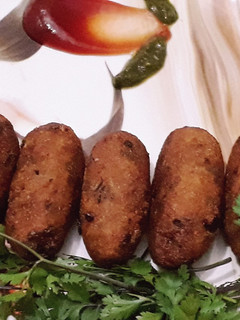 आलू ब्रेड रोल(Aloo bread roll recipe in Hindi) रेसिपी मुख्य फोटो