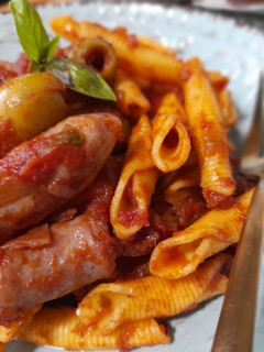 Una foto de Garganeli con salchichas y aceitunas con salsa de tomate picante