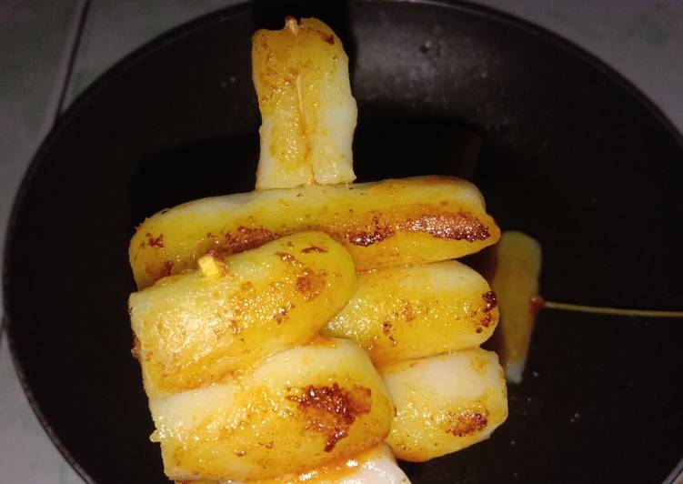 Tteokkochi (Korean rice cake skewer)